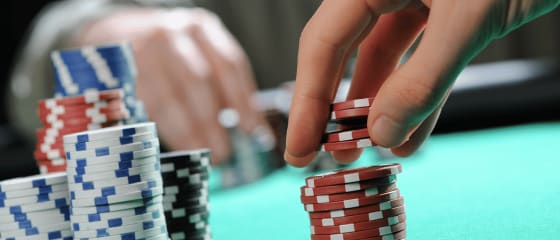 Texas Holdem vs. Omaha Poker: Apa Perbezaannya?